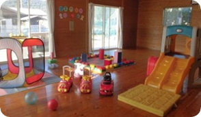馬屋下児童館の室内遊び場の写真