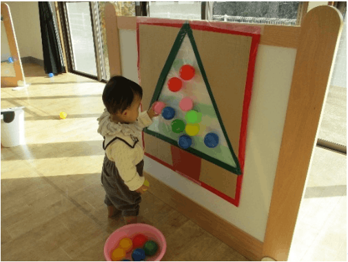 ボール遊びをする園児