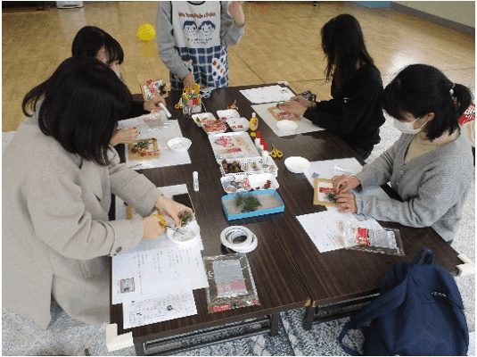 お正月フレームを作る保護者達