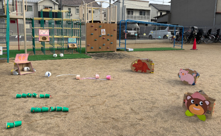 広場に用意された動物の電車ごっこやサッカー・蛇のおもちゃ