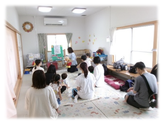 紙芝居の読み聞かせを聞く親子たちの様子2
