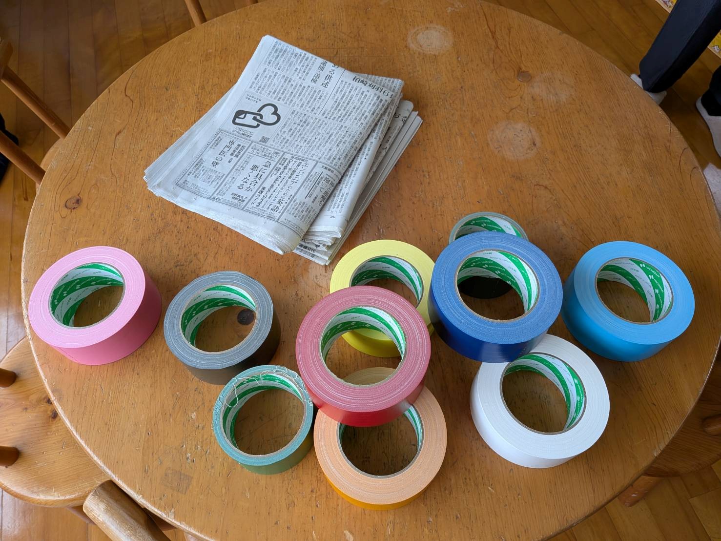 こいのぼりの材料　新聞紙とガムテープ