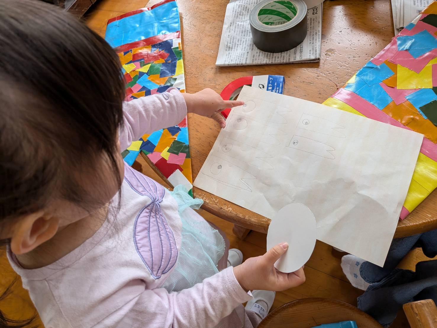 こいのぼりの目はどんな目がいいか考えている子ども