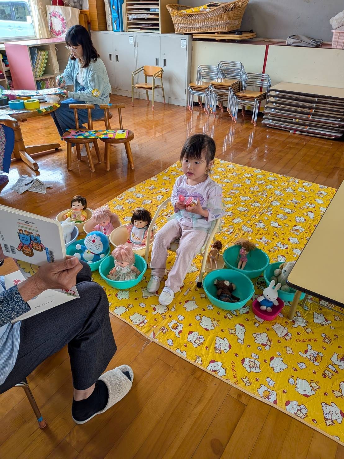 絵本の読み聞かせに夢中になる子ども