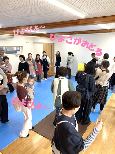 みんなでわになって「ひよこがおどる」で楽しんでいる様子