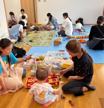 室内で遊ぶ子どもたち