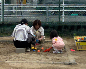 砂場でプリンを作る子ども