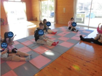 親子で一緒にダンスをしている写真1