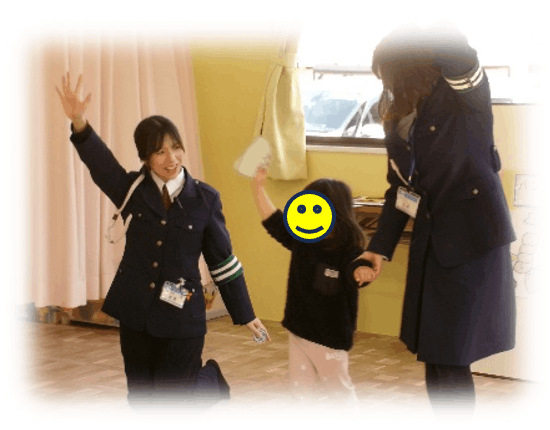 交通安全教室で勉強をする園児の写真