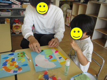 壁面を作る園児と保護