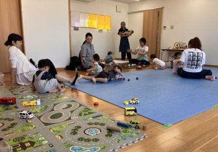 室内のおもちゃで遊ぶ子どもたち