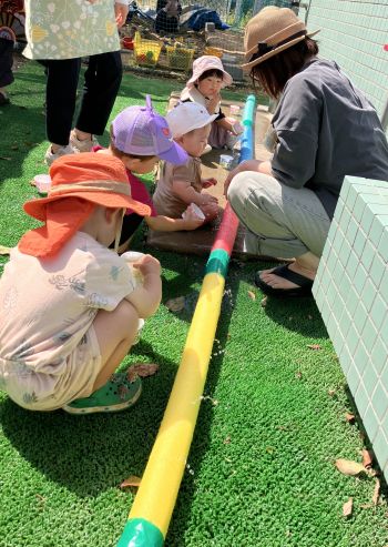 噴水で遊ぶ子どもたち