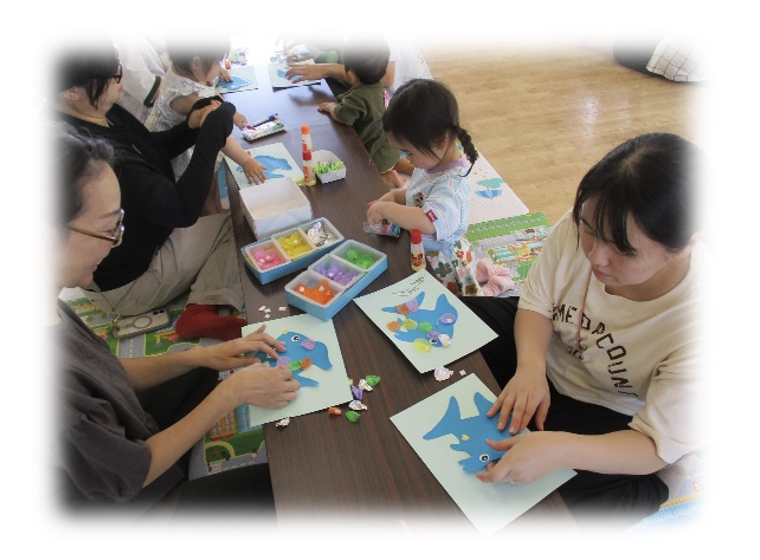 虹色の魚を作る園児と保護者たち