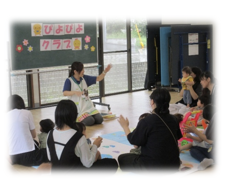 保育士さんと手遊びをする園児たち
