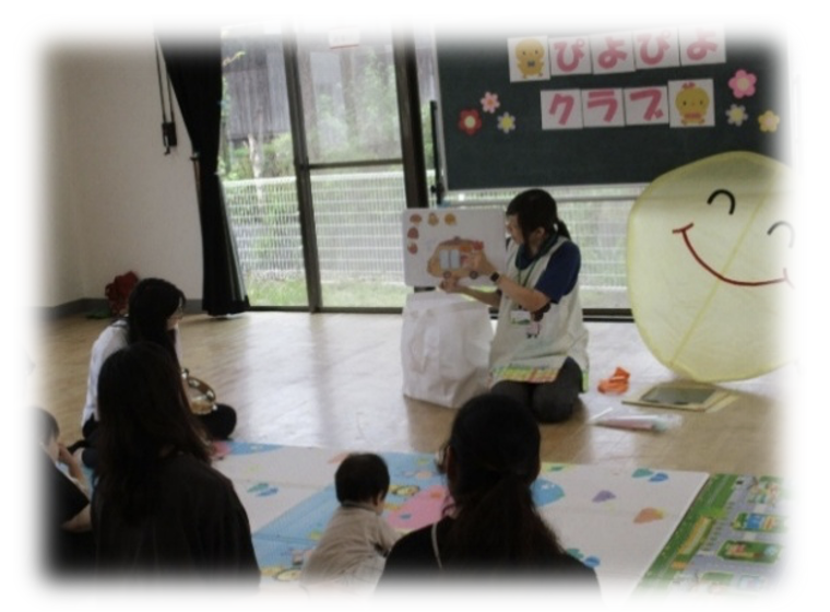 紙芝居を聞く聞く園児たち