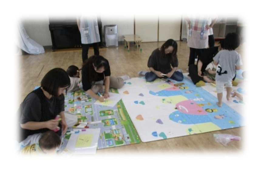 トンボのおもちゃを作る園児と保護者たち