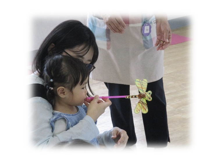 トンボのおもちゃで遊ぶ園児