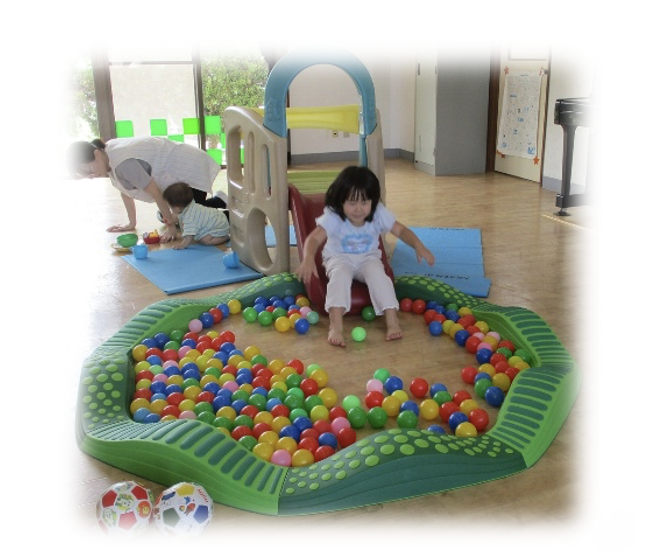 ボール遊びをする園児