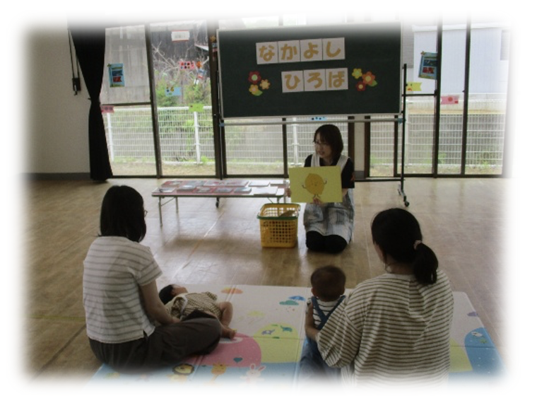 絵本の読み聞かせを聞く園児たち