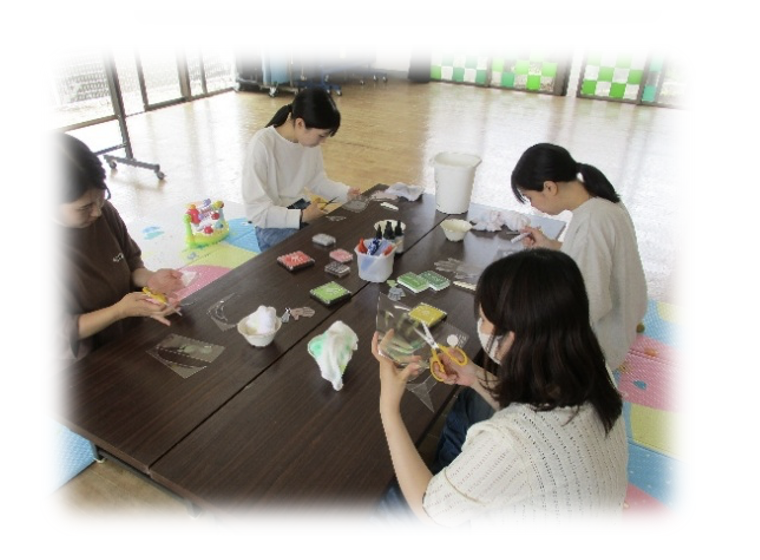 キーホルダーを作る保護者達