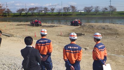 2台の水陸両用バギーが走る様子