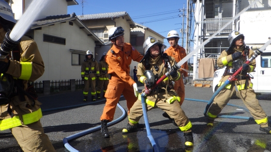 訓練に励む新人消防隊員