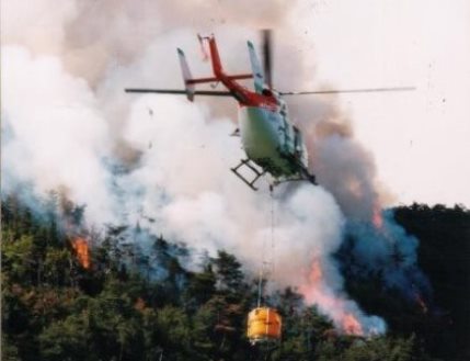 ヘリコプターで山火事を消火する様子