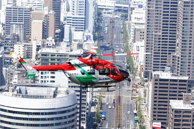 岡山市内と消防ヘリコプターの写真