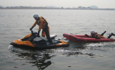 水難救助訓練の写真
