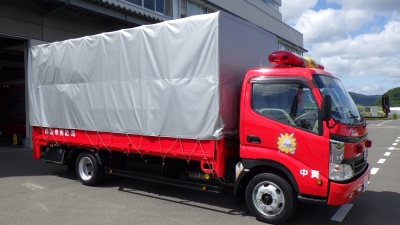 シングルキャブの資機材運搬車の写真