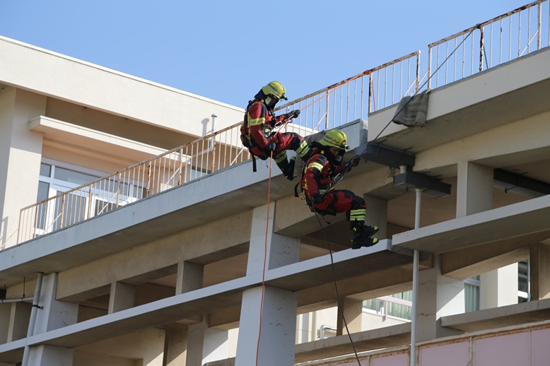 3階からロープを使って緊急脱出する特別救助隊員の写真