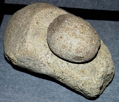 原遺跡出土　石皿と磨石