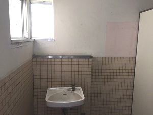 改修工事前の女性用トイレの写真