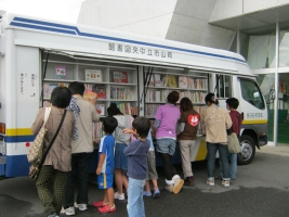 たくさんの方たちが移動図書館車を訪れてくださいました。