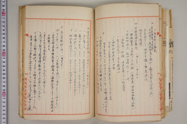 「『深柢小学校本建築促進期成同盟会の文書』（深柢小旧蔵）から、期成同盟会議の発言録の部分（向かって右のページの左側には、校地確保の必要や不燃建築等についてなされた学校長の報告が記載されており、全体がこのときの会議の白熱した様子を伝えています。深柢校は平成13年に廃校になりましたが、戦災復興のために払われた多大の労苦や、そのために多数の関係者が立場を超えて協力し、状況を改善してきた跡がつぶさに書きとどめられたこのような記録は、これからも大切に保存し、後世に伝えていかなければなりません）」の画像