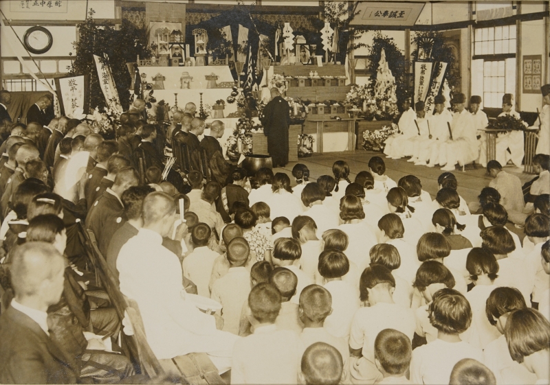 昭和15年8月25日に鯉山小学校で行われた真金町の町葬の画像
