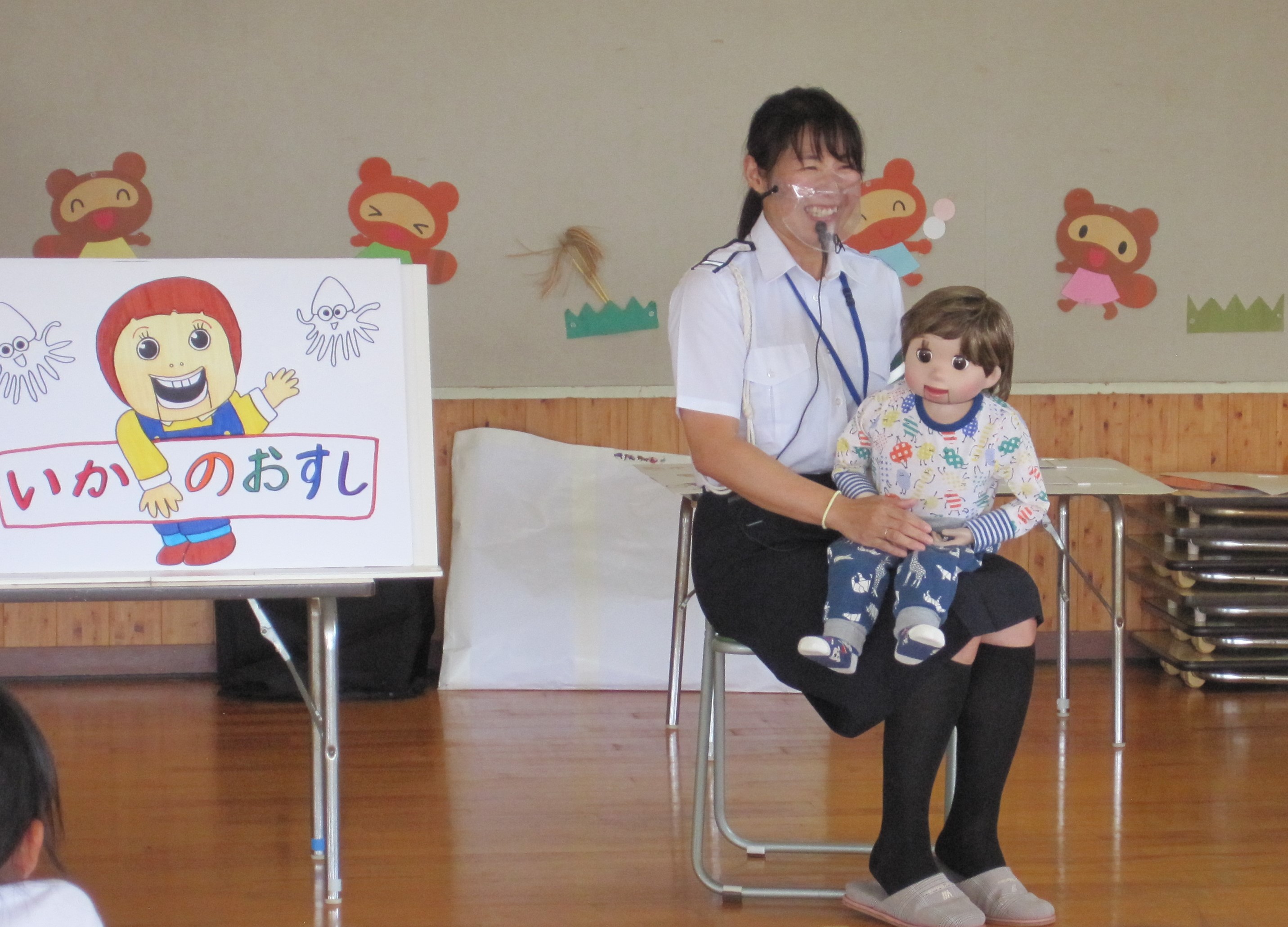 室内での幼児交通安全教室の様子