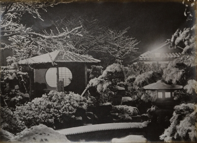 雪園旅館の豪壮な中庭の写真の画像（原品は山下家所蔵）の画像