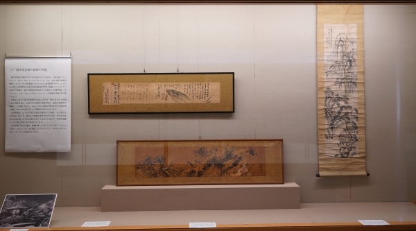第3ケースの展示（左から石井金陵「山下卯三郎氏あて書簡」、高橋秋華「雪松に雀の図」、片山秀陵「山水図」）の画像