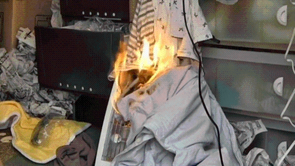 電気ストーブによる火災実験写真