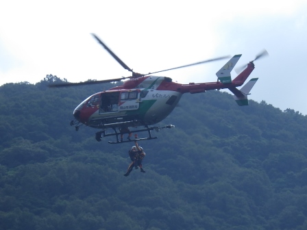 ヘリコプターで救助隊員を対岸へ輸送拡大図