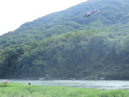 ヘリコプターで救助隊員を対岸へ輸送