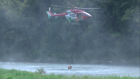 川に流されている要救助者に航空隊員が接触、確保しました
