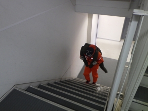 ダミーの要救助者をロープで身体縛着し、階段ランニング1