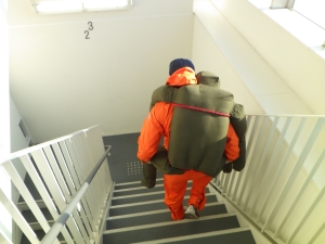 ダミーの要救助者をロープで身体縛着し、階段ランニング