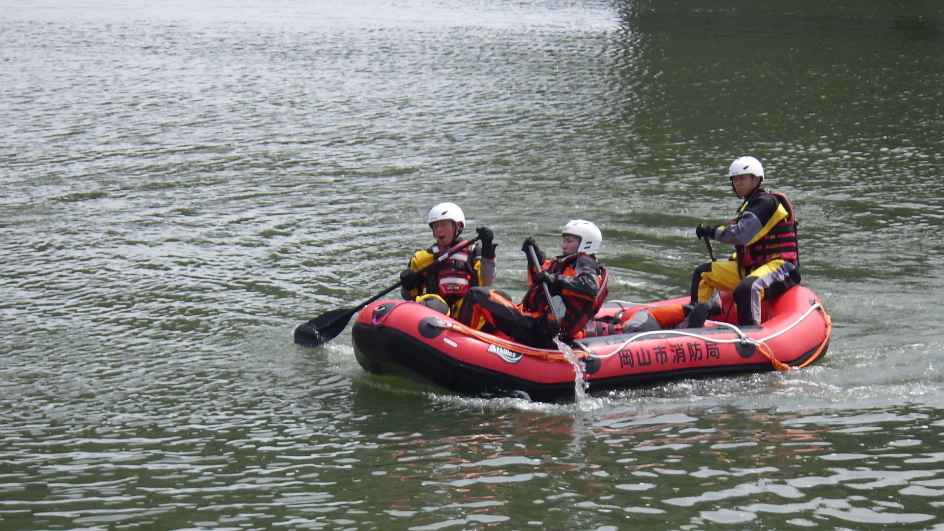 中消防署員が3名で救命ボートを操船しているところです