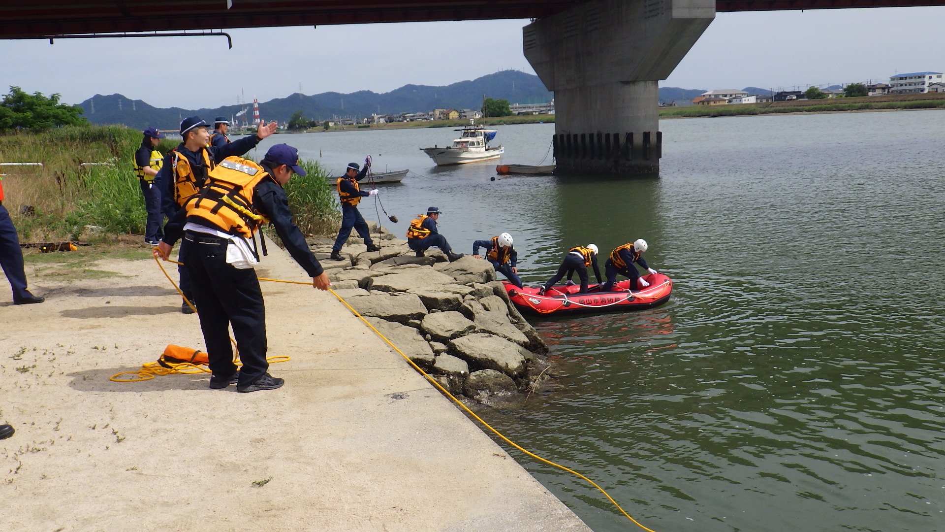 中央警察署員が陸上からの溺者救出の訓練を行っているところです