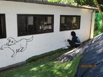 ZOOねるパークの壁に学生が絵を描いている写真