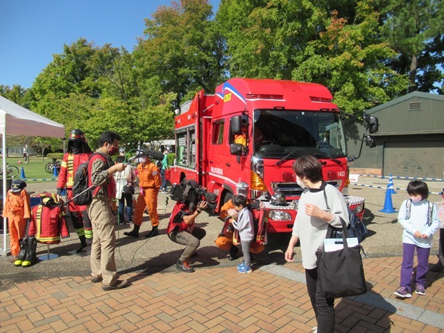 展示されている消防車の前でテレビのインタビューを受けている様子