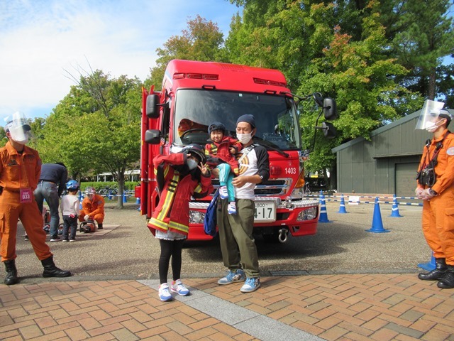 展示されている消防車の前で家族写真を撮っている様子